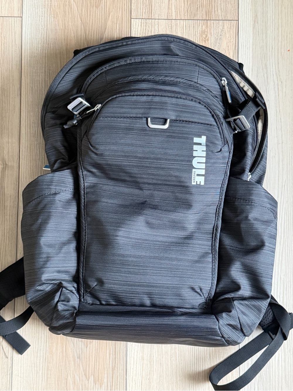 Thule Gray Men's Commuter Backpack with Silver Logo